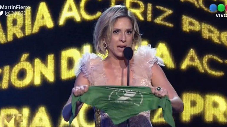 Carla le comió la boca a Dupláa y defendió la lucha por el aborto legal