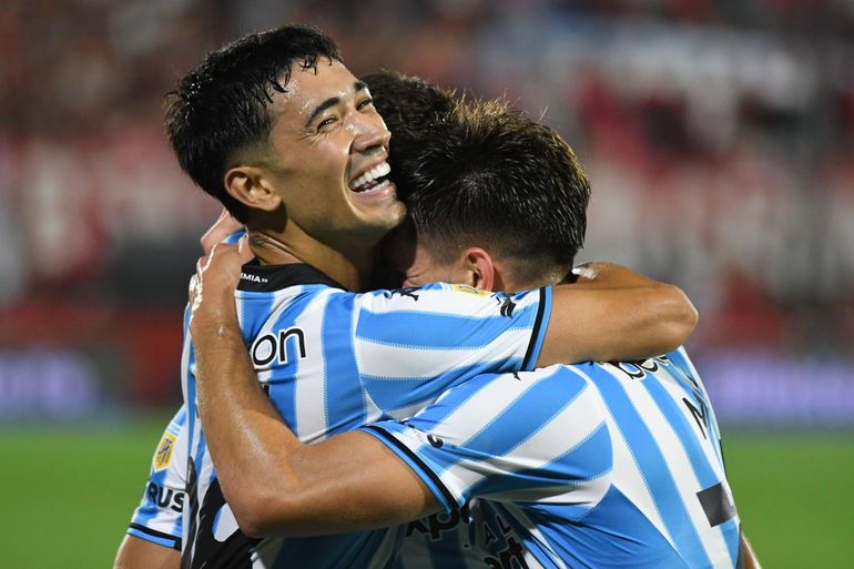Escena repetida de la noche en Rosario: festejo de Racing.
