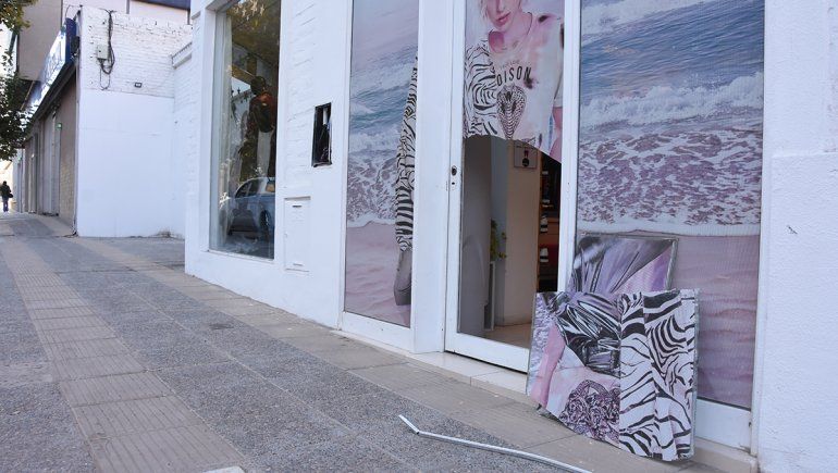 Cuarto robo a un local: les rompieron la vidriera y se llevaron $400 mil en mercadería