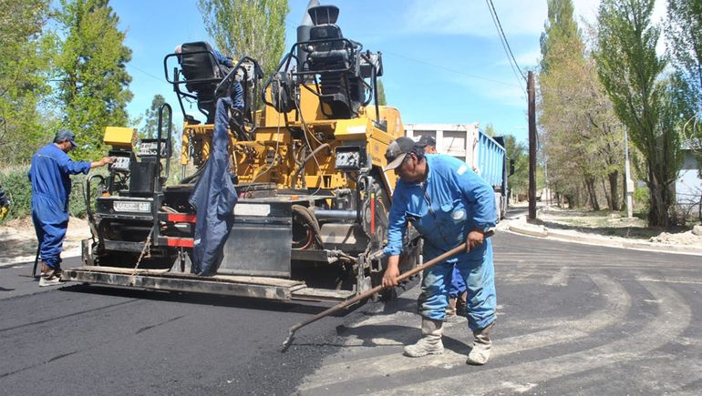 El asfalto llegó a la parada del colectivo: un nuevo capítulo en la historia de Mariano Moreno