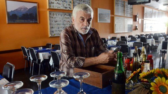 Un mostacho de apuro que quedó grabado en la gente. El símbolo que identifica a El Tío surgió cuando debían dejar el local de la ruta que alquilaban para mudarse al que abrieron en la calle San Luis. Apremiados por el tiempo, tuvieron que armar la carta y
