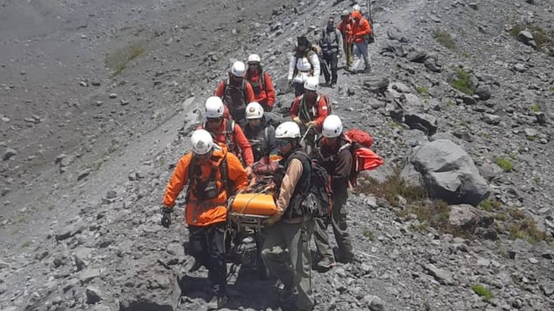 Rescate en el volcán Lanín: una andinista de Buenos Aires fue evacuada tras una caída en la alta montaña | LM Neuquen Rescate en el volcán Lanín: una andinista de Buenos Aires fue evacuada tras una caída en la alta montaña