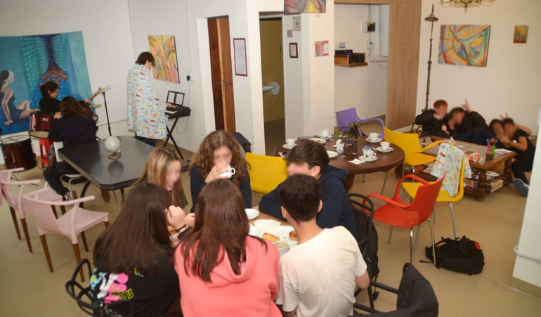 El café que da la nota: merienda gratis a estudiantes que aprobaron todo