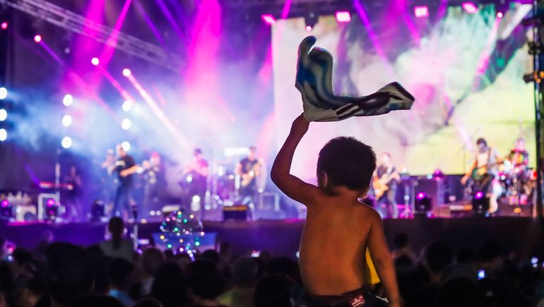 Ante cuántas personas tocó La Mosca, en el cierre de la FNAF