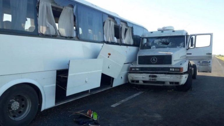 Camión chocó a micro con pibes: hay un muerto