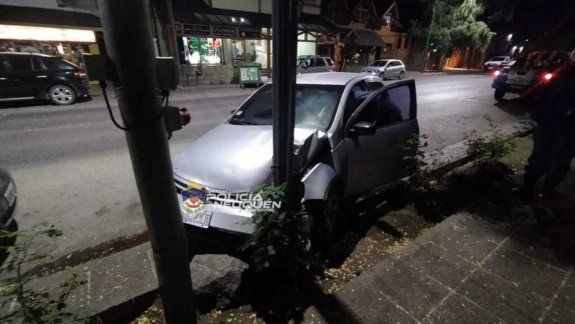 Manejaba borracho por el centro y chocó contra un poste