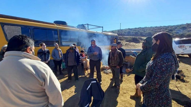 La familia desalojada en Nahueve vive en un colectivo