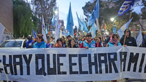 marcharon por las calles de neuquen en defensa de cristina kirchner: en 8 imagenes