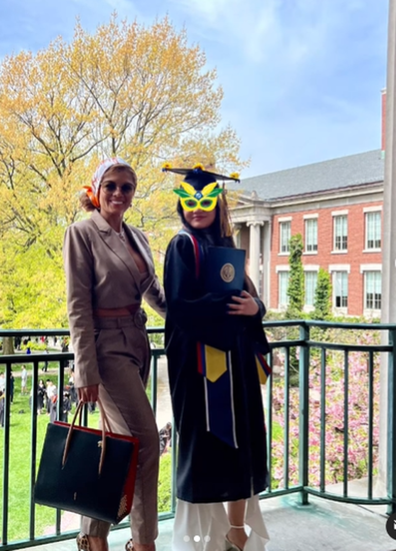 La hija de Paola Miranda se recibió en simultáneo en las carreras de Psicología y Economía. La hija de Paola Miranda se recibió en simultáneo en las carreras de Psicología y Economía.