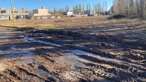 Los vecinos aseguran que cuando compraron los terrenos les dijeron que tenian todos los servicios y las cloacas estarían prontamente. | LM Neuquen Los vecinos aseguran que cuando compraron los terrenos les dijeron que tenian todos los servicios y las cloacas estarían prontamente.
