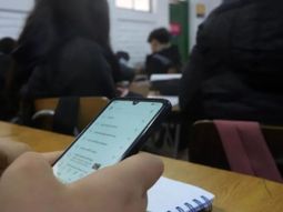 La iniciativa de limitar el uso del celular tiende a fomentar el juego y el vínculo personal de los niños y adolescentes. La iniciativa de limitar el uso del celular tiende a fomentar el juego y el vínculo personal de los niños y adolescentes.