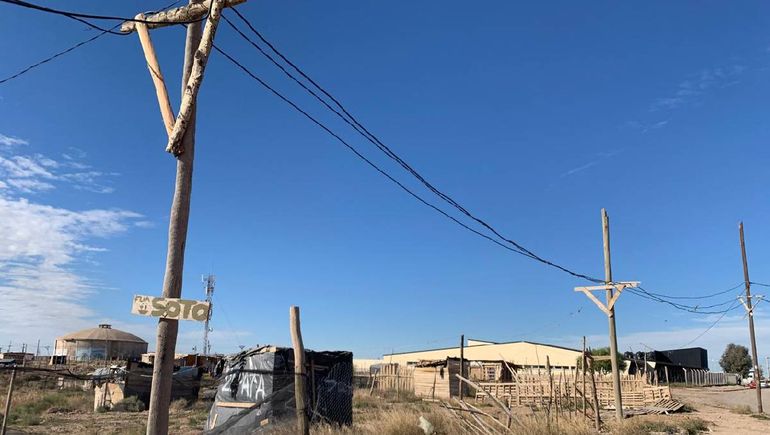 Los colgados de la luz son muchos en Centenario, sobre todo en la zona de las tomas. Los colgados de la luz son muchos en Centenario, sobre todo en la zona de las tomas.