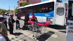Un Cole atropelló pisó las piernas de una mujer y generó lesiones gravísimas. | LM Neuquen Un Cole atropelló pisó las piernas de una mujer y generó lesiones gravísimas.