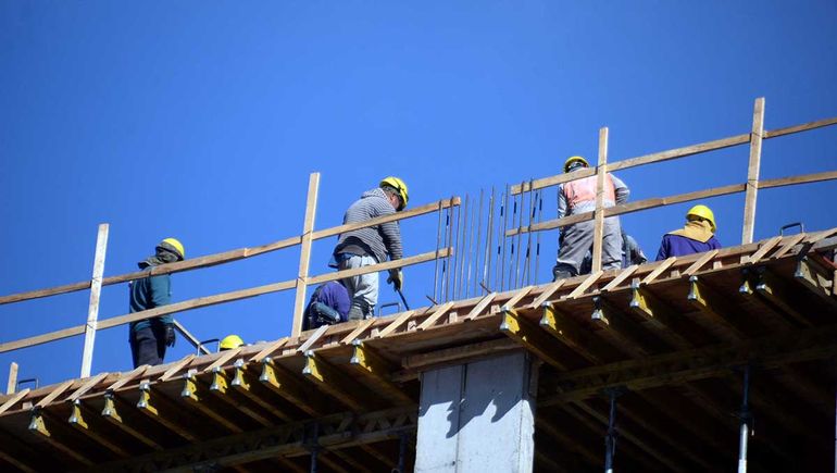 Las remuneraciones de los trabajadores de la UOCRA dependerá de la categoría y la zona donde se desempeñen. Las remuneraciones de los trabajadores de la UOCRA dependerá de la categoría y la zona donde se desempeñen.