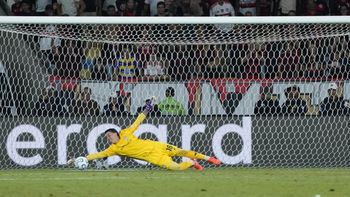 a pura epica: por penales y con muslera como heroe, estudiantes es finalista de la copa libertadores a pura epica: por penales y con muslera como heroe, estudiantes es finalista de la copa libertadores