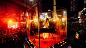 El trapero chubutense durante el show que dio el 24 de enero en la porteña Avenida Corrientes, ante unas 3.000 personas. | LM Neuquen El trapero chubutense durante el show que dio el 24 de enero en la porteña Avenida Corrientes, ante unas 3.000 personas.