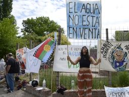 Integrantes de la Asamblea Alto Valle Libre de Fracking se movilizaron esta mañana en Cipolletti. Integrantes de la Asamblea Alto Valle Libre de Fracking se movilizaron esta mañana en Cipolletti.