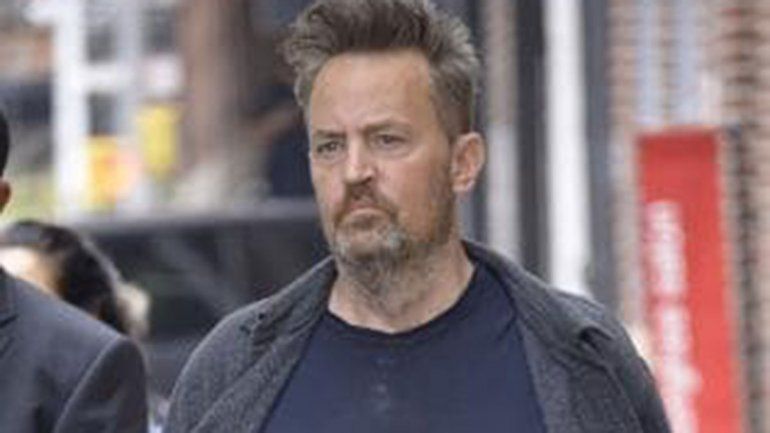 Ex Friends vive en un hotel y gasta una fortuna en alcohol