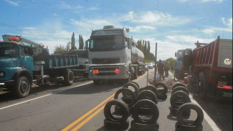 Camioneros de Corfone cortan la Ruta 40 en protesta por el Operativo Leña