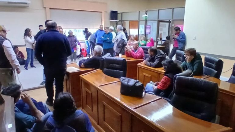 Protesta de vecinos en el Concejo Deliberante de Rawson por los aumentos de luz.