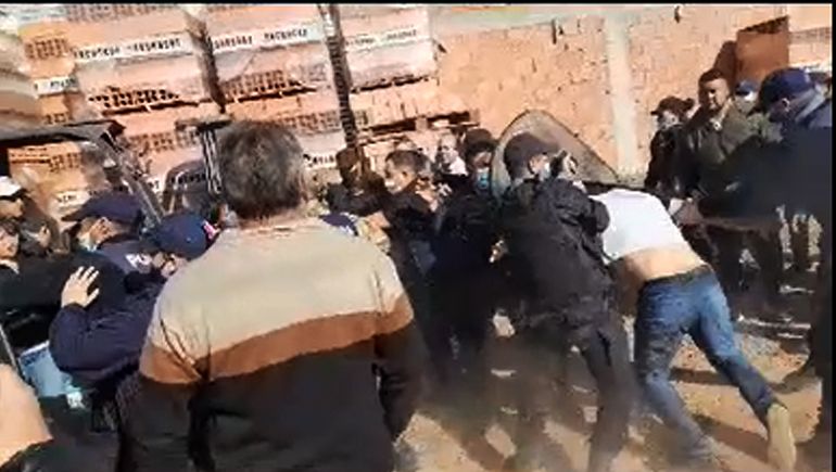 Tensión en Fernández Oro: piedras, balas de goma y gases en el desalojo de una vivienda