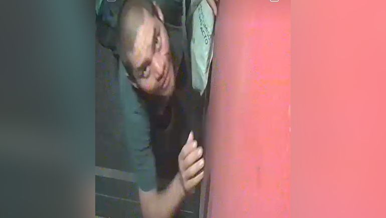 Ladrón robó la cámara de seguridad de un edificio y quedó escrachado