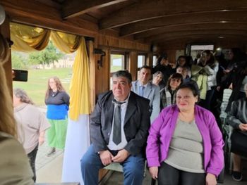 Carlos y Amalia, durante el casamiento en un vagón de La Trochita.