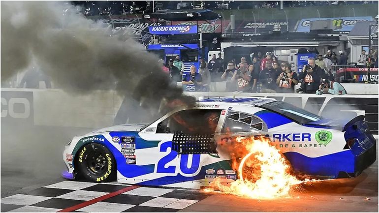 Increíble: ganó la carrera y para celebrarlo... ¡prendió fuego el auto!