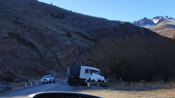 Un muerto en un choque frontal entre una camioneta y un camión