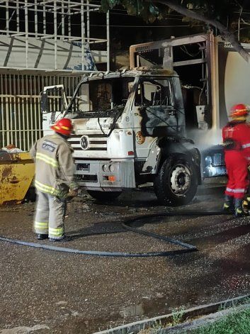 Los Bomberos lograron extinguir las llamas del camión. Los Bomberos lograron extinguir las llamas del camión.