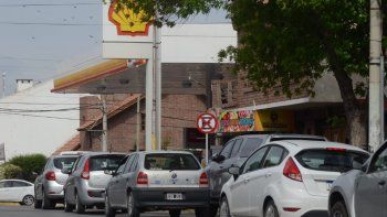 En Neuquén también se registraban largas filas en las estaciones de servicio En Neuquén también se registraban largas filas en las estaciones de servicio