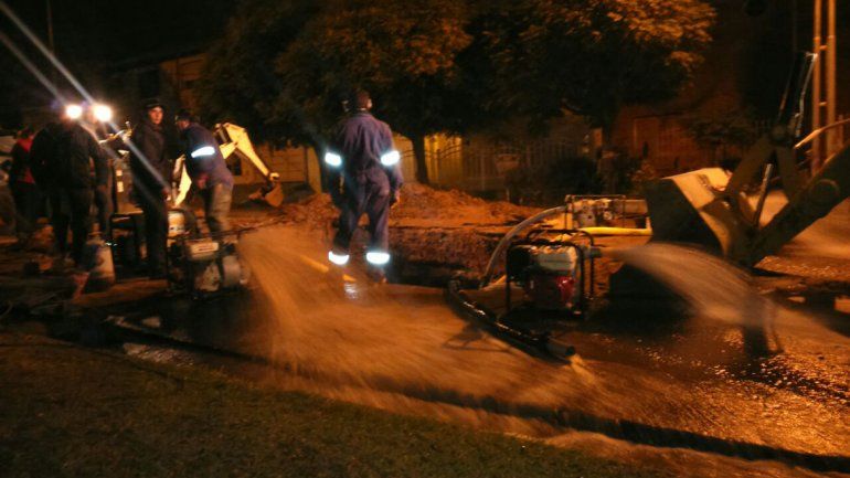 Siguen trabajando en la rotura del acueducto que afecta a la zona este de la ciudad