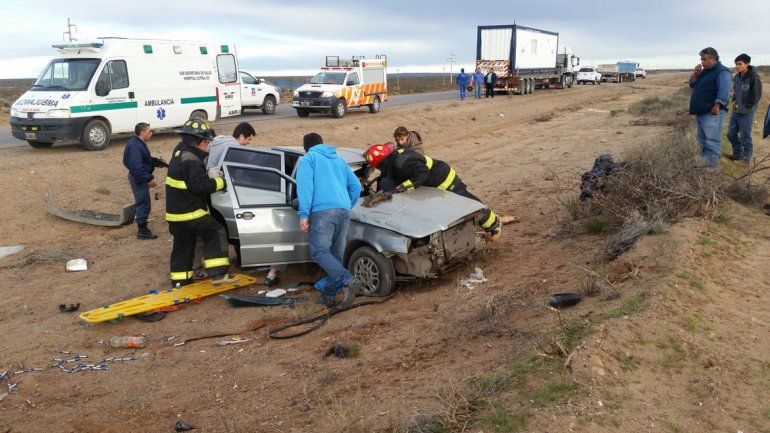 El conductor del auto murió en el hospital tras ser rescatado por los bomberos.