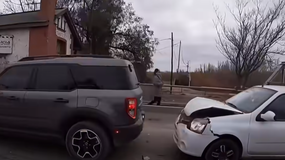 Las imágenes registradas por un conductor expusieron el impacto entre un auto y una camioneta frente al puesto policial.