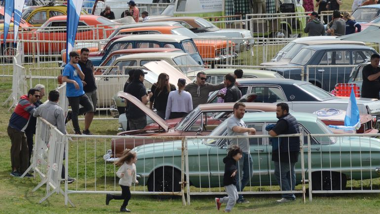 En nueve fotos, así comenzó la muestra de autos antiguos