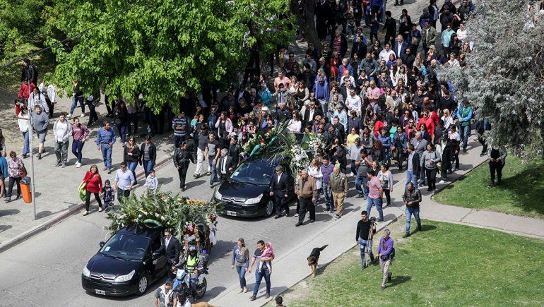 Una muchedumbre despidió a Quiroga en la sede del MNBA. Después, otra multitud acompañó el cortejo, pasando primero por el edificio municipal
