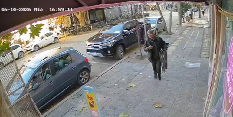 Persona en situación de calle robó sillas de un local gastronómico. Persona en situación de calle robó sillas de un local gastronómico.