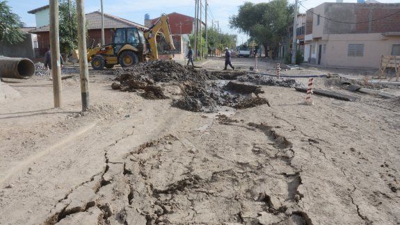 La calle Aluminé en el barrio Confluencia no da para más. Los vecinos están enfurecidos porque una obra cloacal se tendría que haber terminado hace tiempo.&nbsp;