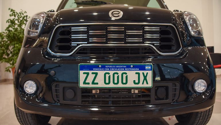 El Coradir Tito es el auto eléctrico más económico en la Argentina: su precio oscila entre 16.663.500 y 18.112.500 pesos El Coradir Tito es el auto eléctrico más económico en la Argentina: su precio oscila entre 16.663.500 y 18.112.500 pesos