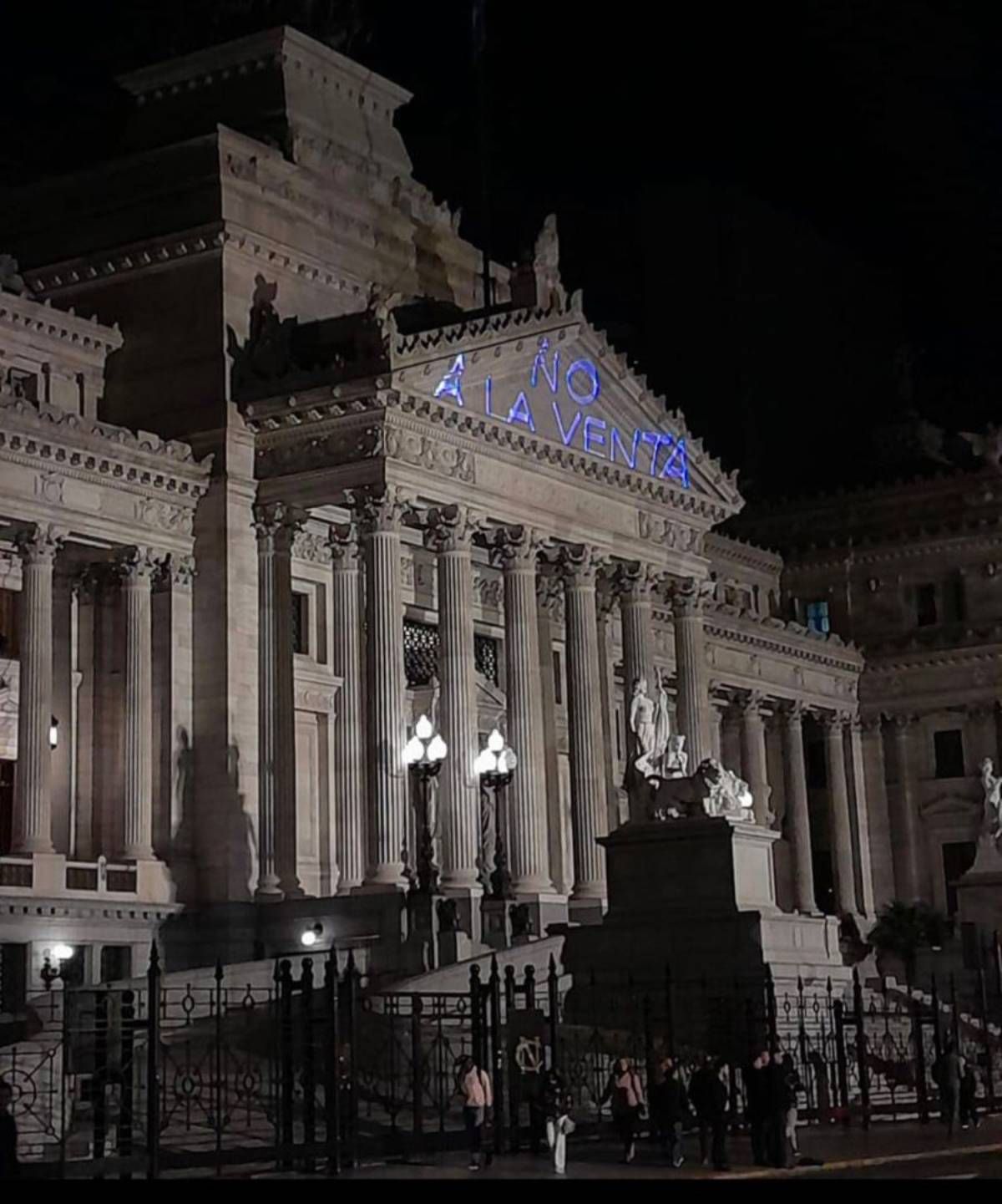 Llamativos mensajes contra el DNU de Javier Milei aparecieron en el frente del Congreso de la Nación. Investigan el origen. Foto. Google.
