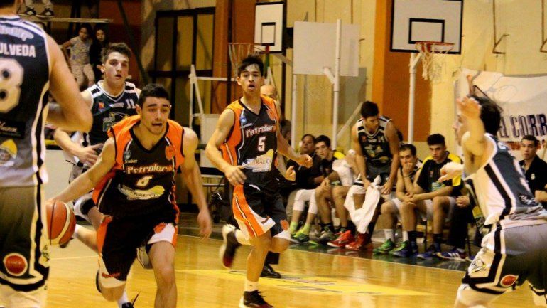 Petro juega ante Huracán de Trelew desde las 21:30.