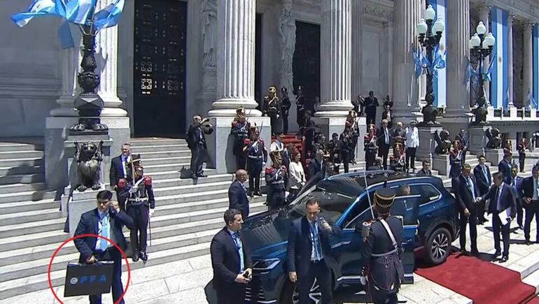 Los custodios de Javier Milei utilizan maletines de protección