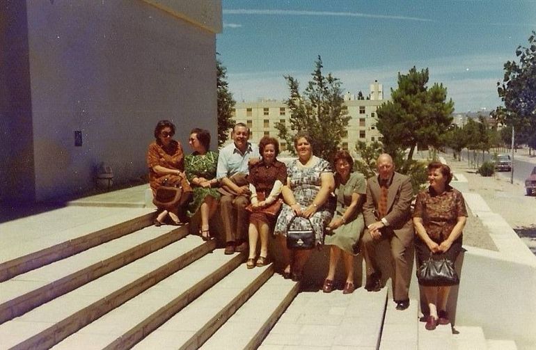 Profesores y preceptores de la escuela San Martín en las décadas del ’60, ’70. De izquierda a derecha: señora de Ellis, Otilia, profesor Ocampos, Sarita Santamaría, Rosita García, profesor Aurelio García, profesora Carolina de Lugones. Otros profesores que no están en la foto: Dr. Sapere, Sra. Elsa Lestani. Cr. Montanari. Sra. de Ríos, Mirta Rígano. Sra. de Pereyra. Preceptor Cagnolatti ,Sra. de Morán, Blanca Guiñazú de Chaneton, Sra. Fabani, Sra. Gervasoni, Prof. Rozados, Sra. Pojmaevich, entre tantos imposible de nombrarlos a todos.