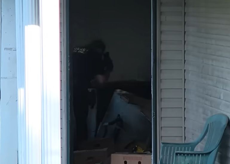 La Policía examina la casa donde los niños estaban encerrados en una pequeña habitación. La Policía examina la casa donde los niños estaban encerrados en una pequeña habitación.