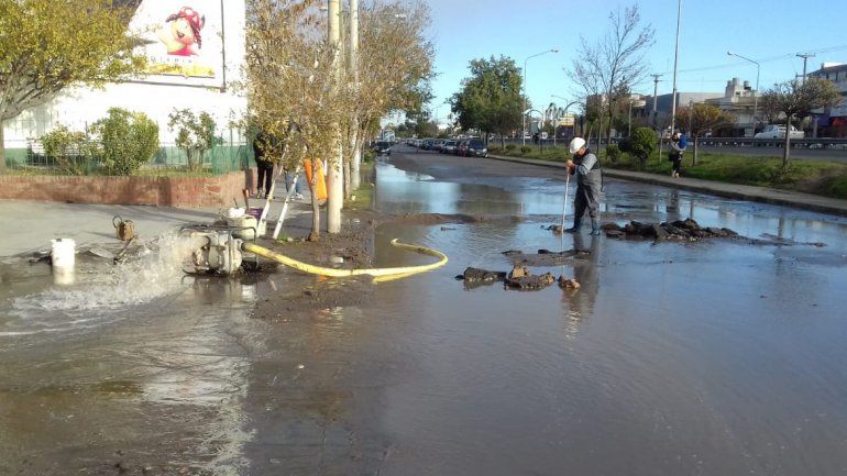 Caño de agua roto formó una laguna y complica el tránsito en el Bajo