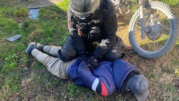 Motociclista evadió un control policial