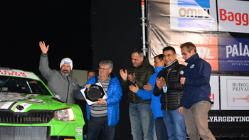 Letín Cancio entregándole un premio a su gran orgullo, su hijo Alejandro. Letín Cancio entregándole un premio a su gran orgullo, su hijo Alejandro.