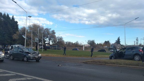Un choque entre dos autos complicó el tránsito a metros del puente