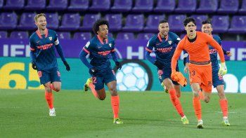 ¡heroe! el arquero de sevilla hizo un golazo a los 49 del segundo tiempo ¡heroe! el arquero de sevilla hizo un golazo a los 49 del segundo tiempo