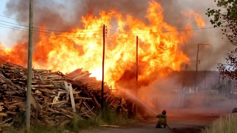 Impresionante incendio en Plottier consumió todo el acopio de un aserradero